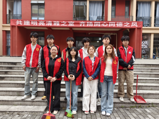 青春践初心 志愿护校园——智慧城市与智能制造学院团总支开展校园卫生清理志愿服务活动