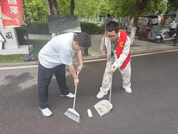 志愿洁校园 青春护环境——智慧城市与智能制造学院开展校园卫生志愿服务活动