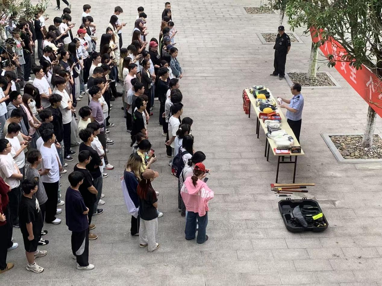 筑牢安全防线 守护平安校园——我院学生积极参与学校防灾减灾宣传教育活动